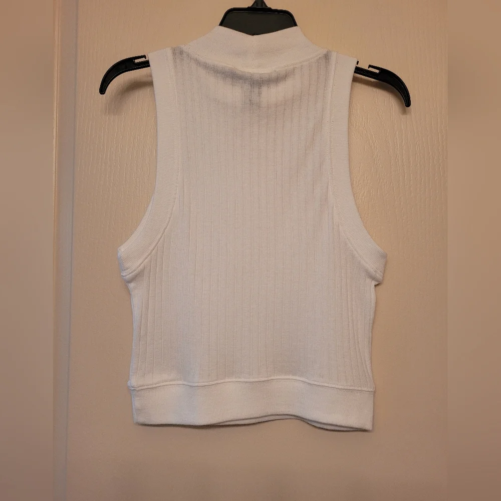 FOREVER 21 White Sleeveless Ribbed Mock neck Crop Top Size Medium